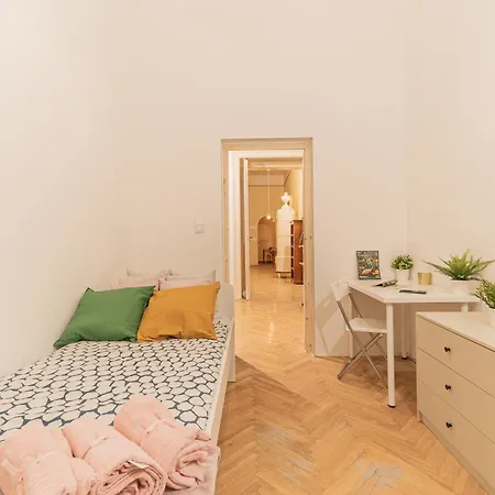 דירה Cozy In The Heart Of Budapest, 5 Bedrooms בודפשט