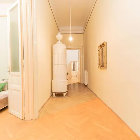 Cozy In The Heart Of Budapest, 5 Bedrooms 부다페스트