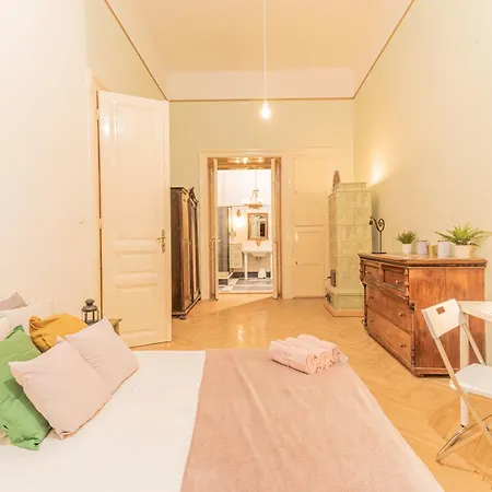Cozy In The Heart Of Budapest, 5 Bedrooms דירה