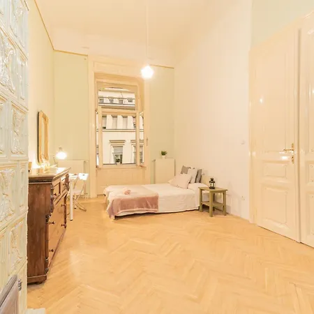 Cozy In The Heart Of Budapest, 5 Bedrooms * בודפשט